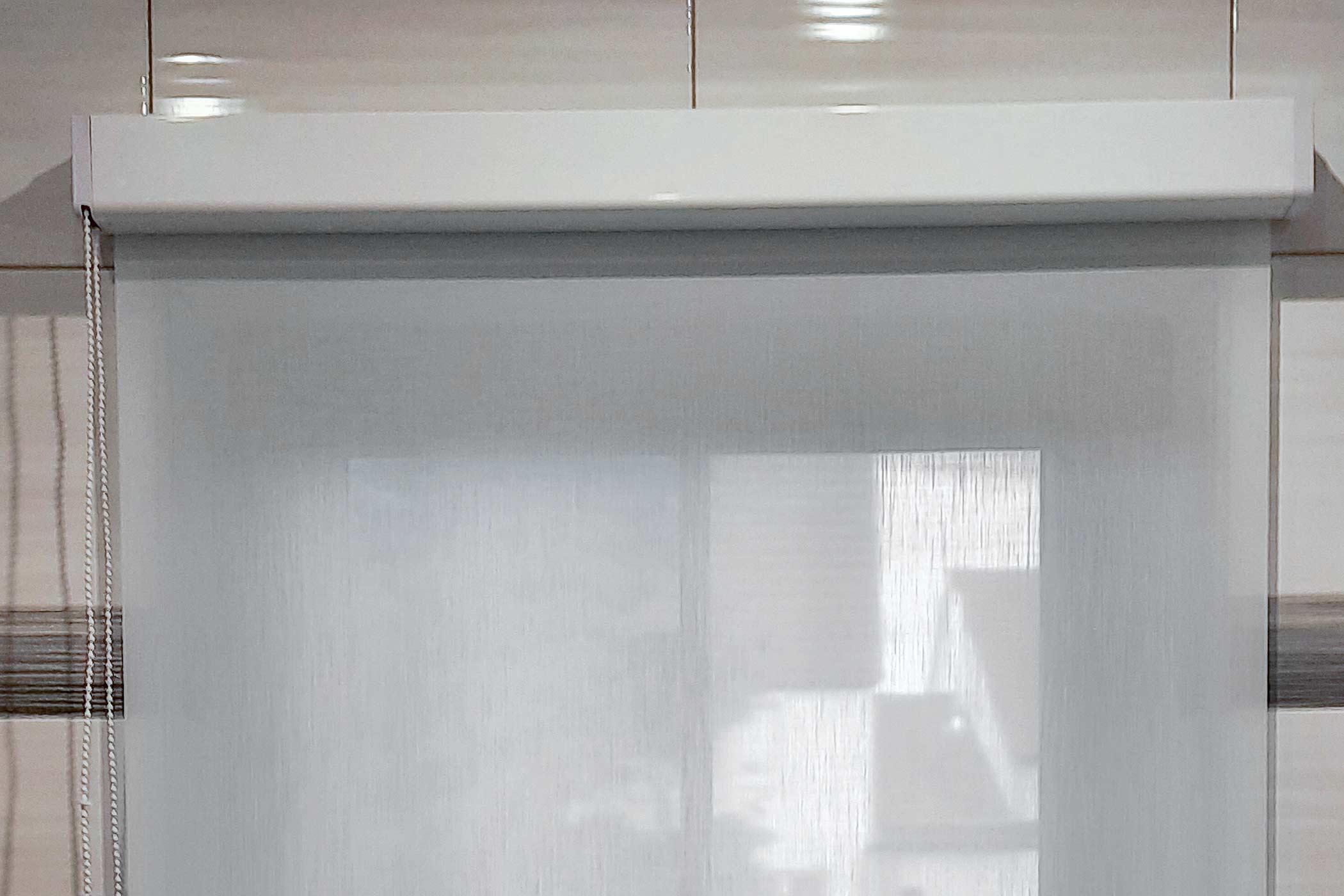 Modernes Rollo für Bad mit Lasercut nach Maß