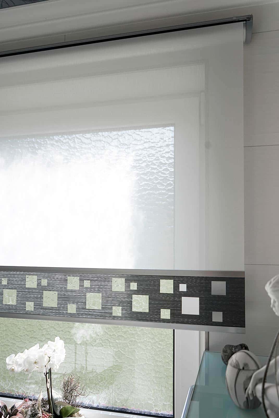 Modernes Rollo Bad mit Lasercut nach Maß