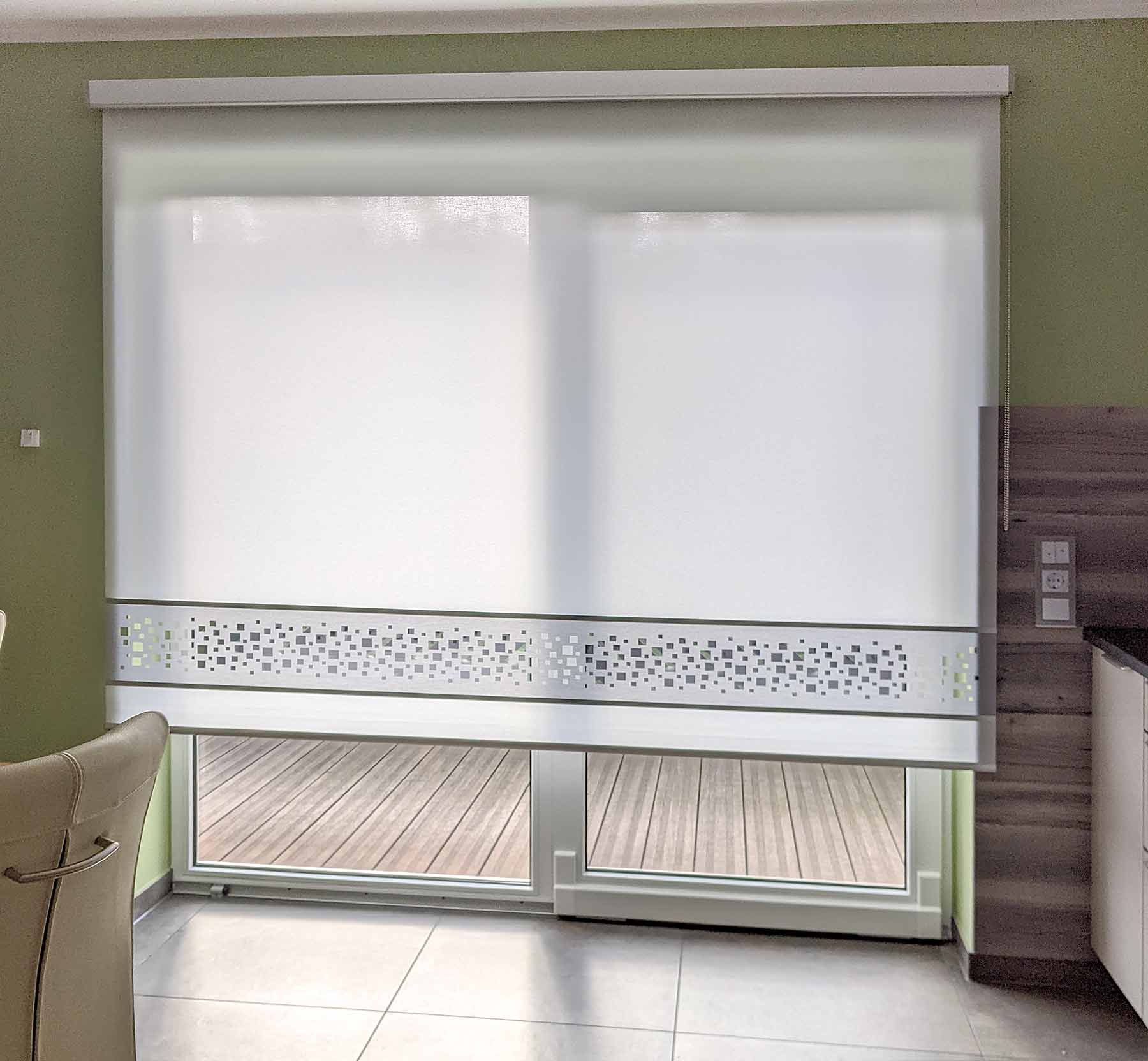 Modernes Rollo für Terrassentür und Küche mit Lasercut nach Maß