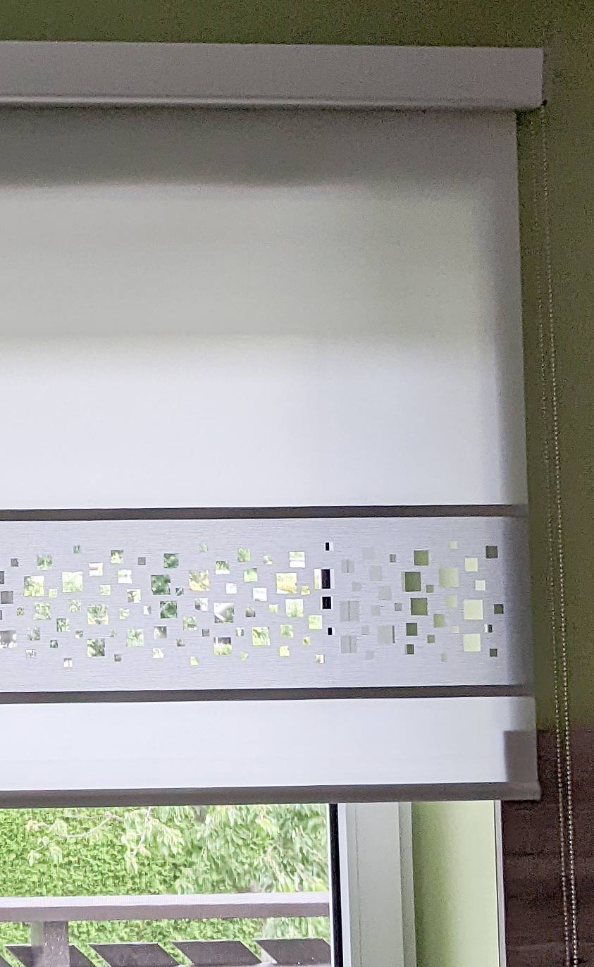 Modernes Rollo für Terrassentür und Küche mit Lasercut nach Maß